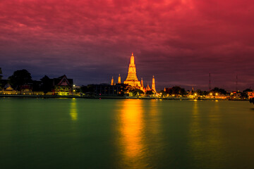 Fototapeta premium The blurred abstract background of the evening sun shining on the river is naturally golden yellow, the beauty of the clouds and the weather conditions of the day.