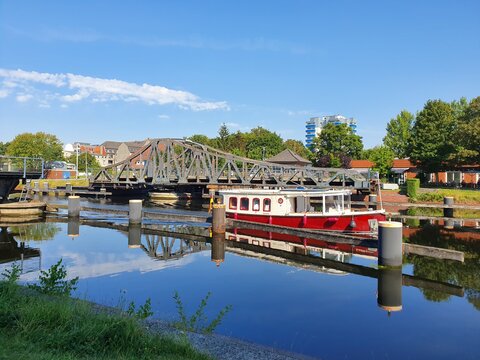 Motorboot Kassiopeia passiert die Deichbr&uuml;cke in Wilhelmshaven