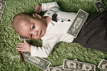Baby mit Geldscheinen