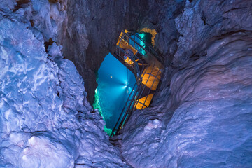龍泉洞の地底湖