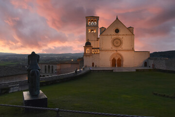 Basilica di San Francesco all'imbrunire