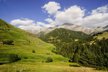 Fototapeta premium pico Posets, 3375 metros, Granjas de Viadós, Valle de Gistaín, Pirineo Aragones, Huesca, Spain.