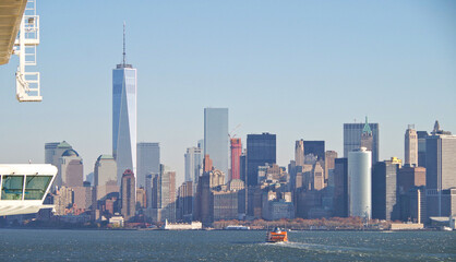Kreuzfahrtschiff im Hafen von New York mit Skyline von Manhattan - Cruiseship or cruise ship liner...