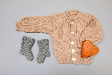 Baby concept. knitted things for the baby handmade on grey  background. Place for text. View from above. Flat Lay - Шьфпу