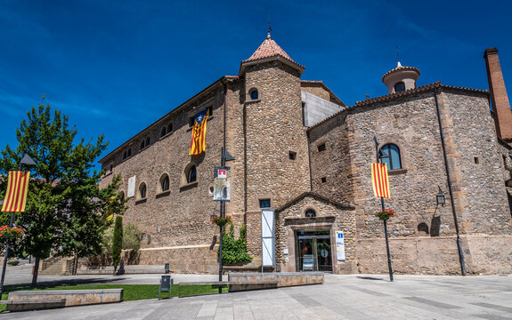 Spain, Catalonia, province of Girona, Ripoll, town hall and tourist office