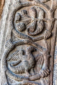 Spain, Catalonia, province of Girona, Ripoll, old Benedictine monastery of Santa-Maria, portal detail (12th century), bird and flower
