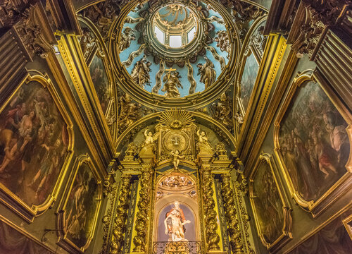 Spain, Catalonia, comarque of Ripolles, church of Sant Joan de les Abadesses, baroque altarpiece and cupola of the Mother of Sorrows chapel