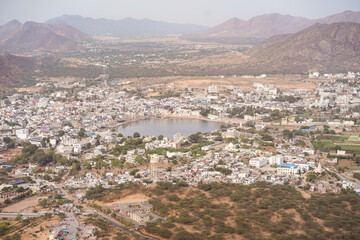 Obraz premium Aerial landscape view of Pushkar town and sacred lake