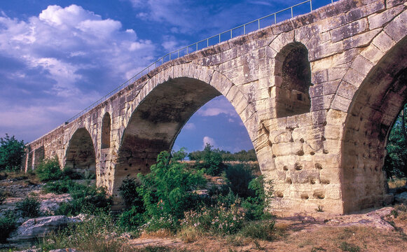 France, Provence, Vaucluse, Petit Luberon, Julien roman bridge at Bonnieux (from 3 BC) on the Calavon river