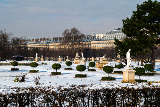 Europe, France, Ile de France, Paris, tuileries garden under the snow