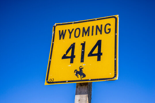 USA, Wyoming,  road sign wyoming border