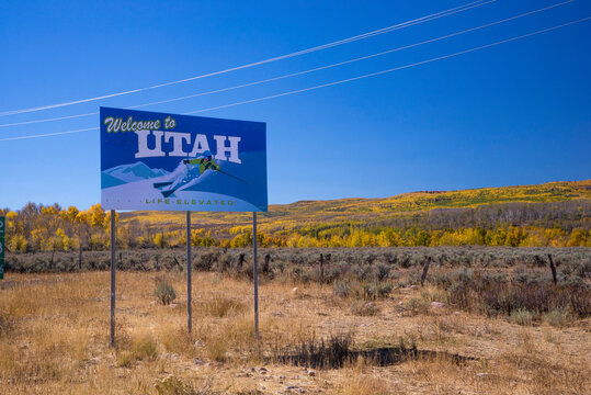 USA, Wyoming, road sign Utah border