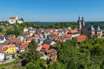Obraz premium Übersicht über Gößweinstein, einer Pilgerstadt in Franken, Bayern