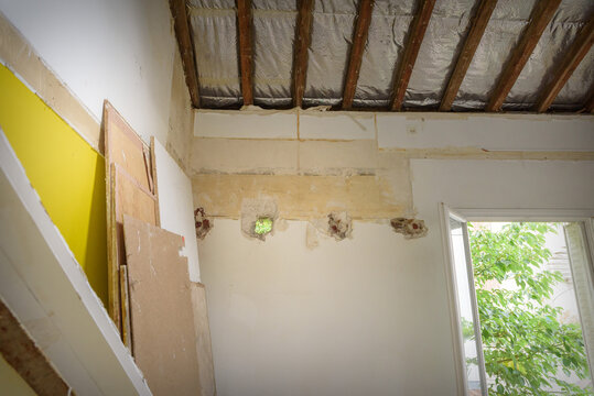 Reflective film isolation of the roof in an individual house in renovation