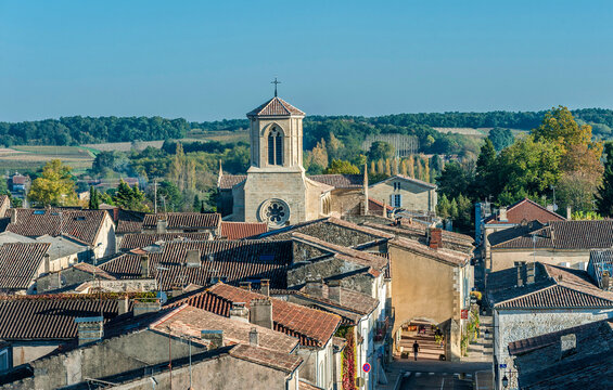France, Gironde, center of l'Entre-deux-Mers, bastide of Sauveterre-de-Guyenne (13th century) (Saint James way), semi aerial view with the bell tower 