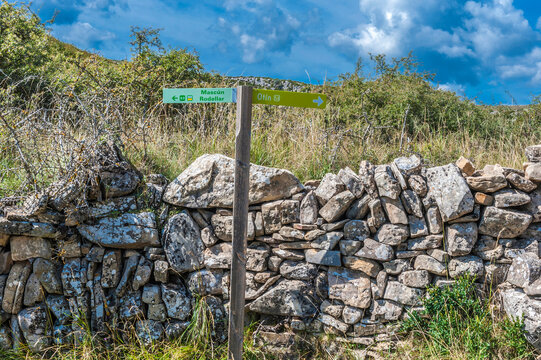 Spain, autonomous community of Aragon, Sierra y Ca�ones de Guara natural park, plateau of the Mascun Canyon, signpost on th pathway indicating the aba