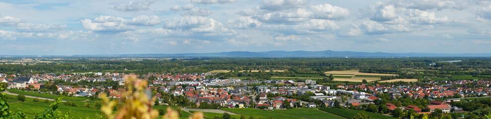 Fototapeta na wymiar Panorama von Oppenheim über das Rheintal, Bergstraße