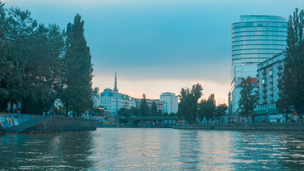 Wiener Flussufer am Abend