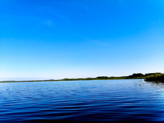 Озеро, ясное небо