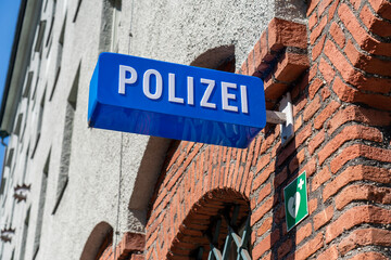 Fototapeta premium Polizei: Schild einer Polizeidienststelle in der Münchner Innenstadt