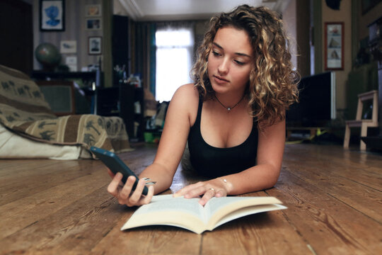 Teenage girl and everyday life. phone. Reading