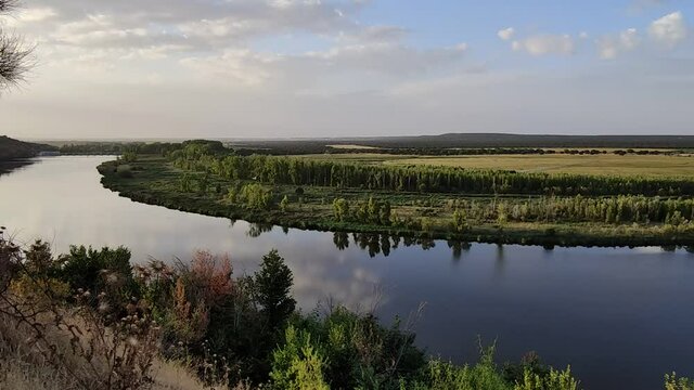 Curva del rio Duero a su paso por la localidad de Castronu&ntilde;o, Castilla y Leon
