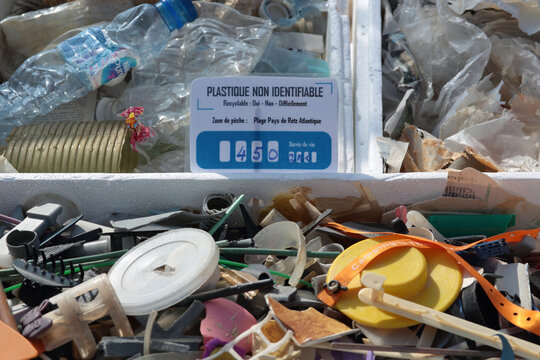 France, Saint Michel-Chef-Chef, 44, waste collection on the beach of Tharon, organized by the associations Hirondelle (Pornic) and Conscience (St Mich