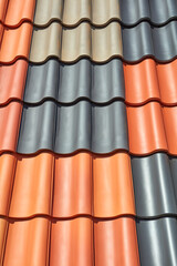 Ein Dach ist mit verschieden farbigen Dachpfannen gedeckt.