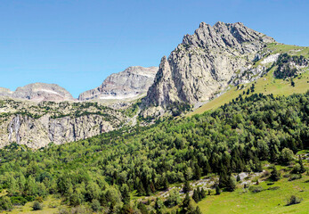 Fototapeta na wymiar Mountains in the Benasque valley in the Pyrenees
