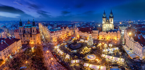 Panorama der Altstadt von Prag, Tschechische Republik, am Abend mit Weihnachtsmarkt unt bunten Lichtern zur Adventszeit im Winter