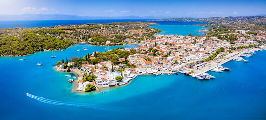 Panorama des Kosmopoliten Ortes Porto Heli, Urlaubsziel der Reichen und Schönen auf der Halbinsel Peloponnes, Griechenland, im Sommer