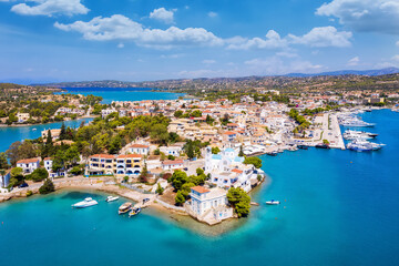 Luftaufnahme des kleinen Ortes Porto Cheli auf der Halbinsel Peloponnes, Griechenland, Luxus Sommer...