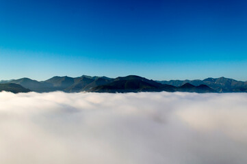 Mar de Nubes, montañas al fondo, vistas desde un globo aerostático.