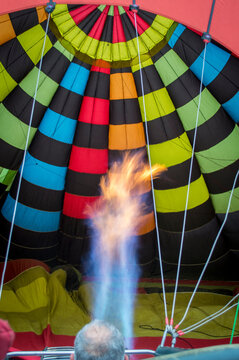 Interior De Un Globo Aerostatico Mientras  Se Infla