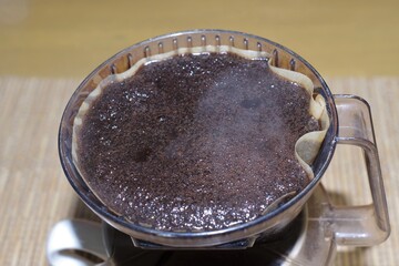 コーヒーを淹れているところ