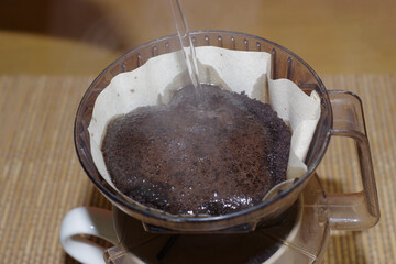 コーヒーを淹れているところ