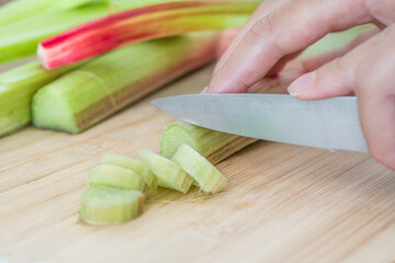 femme coupant de la rhubarbe