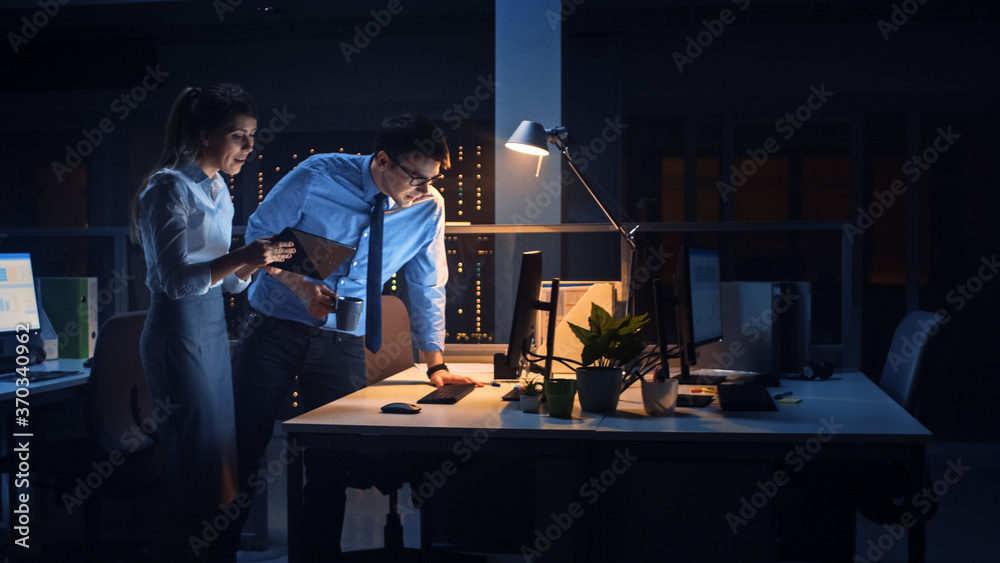 Aufkleber portrait of businessman and female project manager talking and discussing project, account handling 