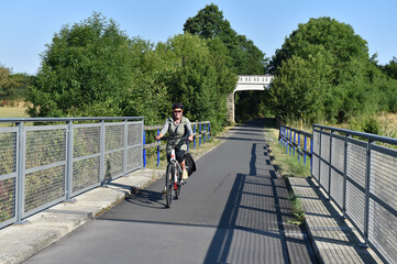 Radfahrerin auf dem Ederseebahn-Radweg