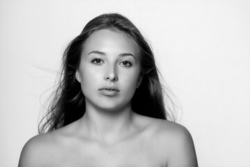 Portrait noir et blanc d'une jolie adolescente