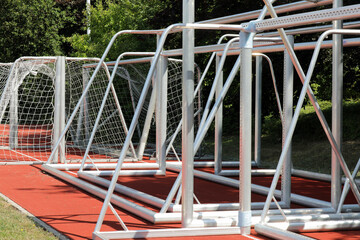 sportgeräte tore für den fußballplatz in einem stadion © Sigtrix