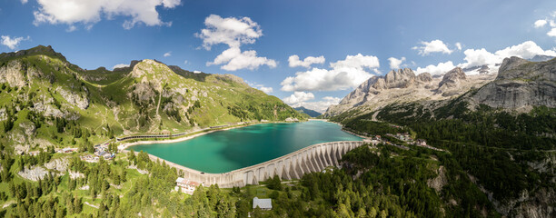 Diga del lago Fedaia con Dolomiti Marmolada