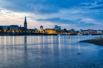 Obraz premium Rhein und Altstadt in Düsseldorf 