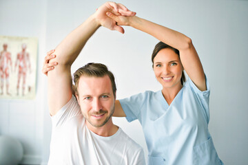 Obraz premium physiotherapist doing treatment with patient in bright office
