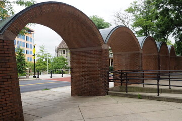 The archways are a nice design feature near the government buildings.