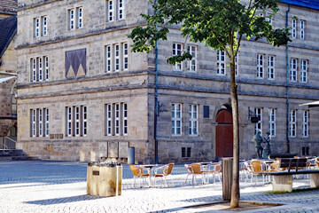 Hameln an der Weser Straßencafé im Morgenlicht vor der Fassade des Hochzeitshauses