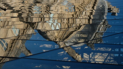 Un immeuble déstructuré par ses réflexions