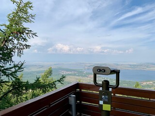 Obraz premium Telescope for observing the beautiful panoramic view of the mountains and lakes