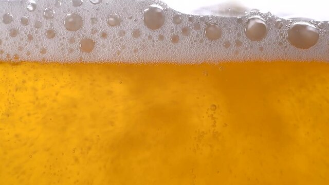 泡立つビールのアップ
