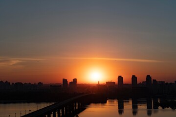 Obraz premium Big city at sunset, silhouettes of houses